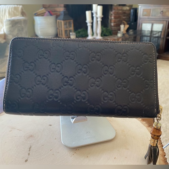 Gucci Black Embossed Wallet - Picture 8 of 16